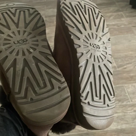 Ugg Mini Bailey Button - Picture 2 of 6